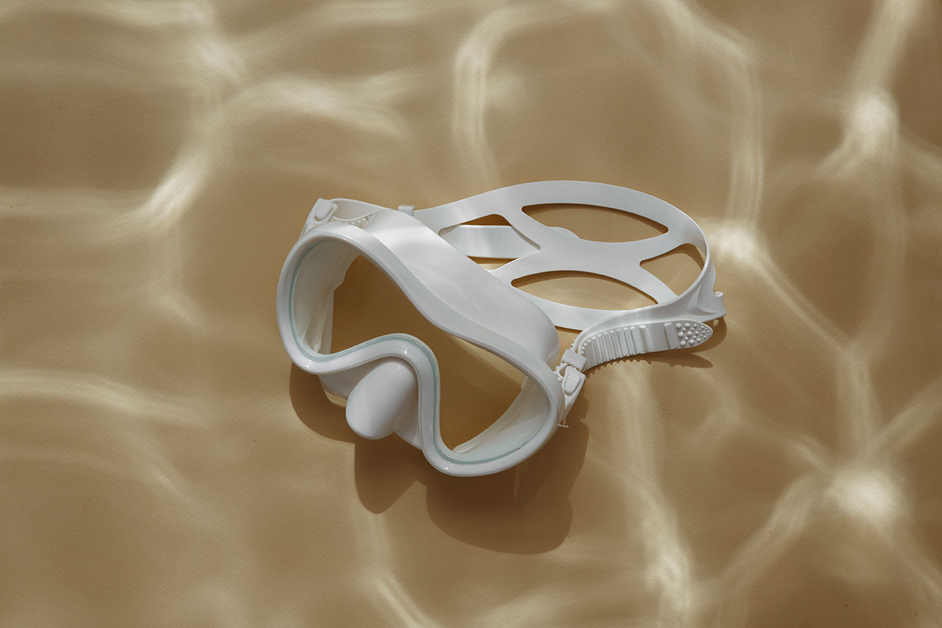 swimming-mask-under-water